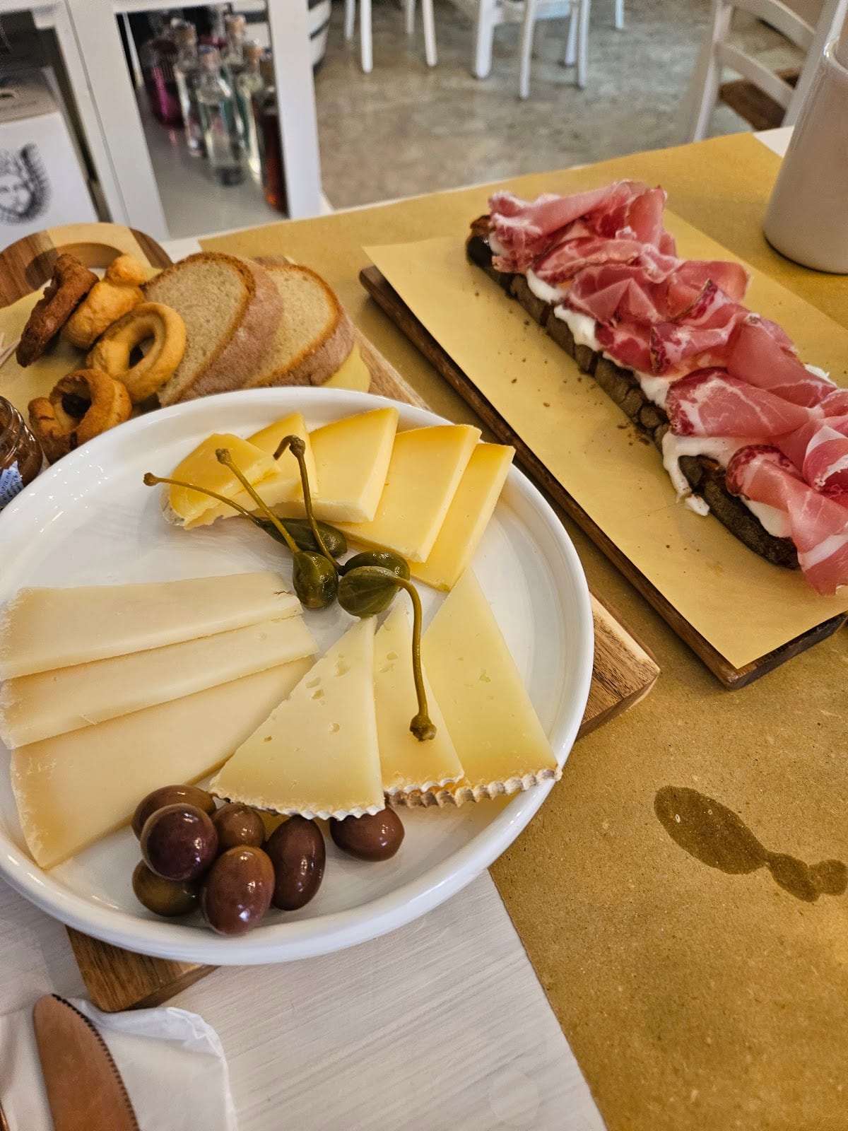 Tagliere di formaggi e bruschetta con prosciutto