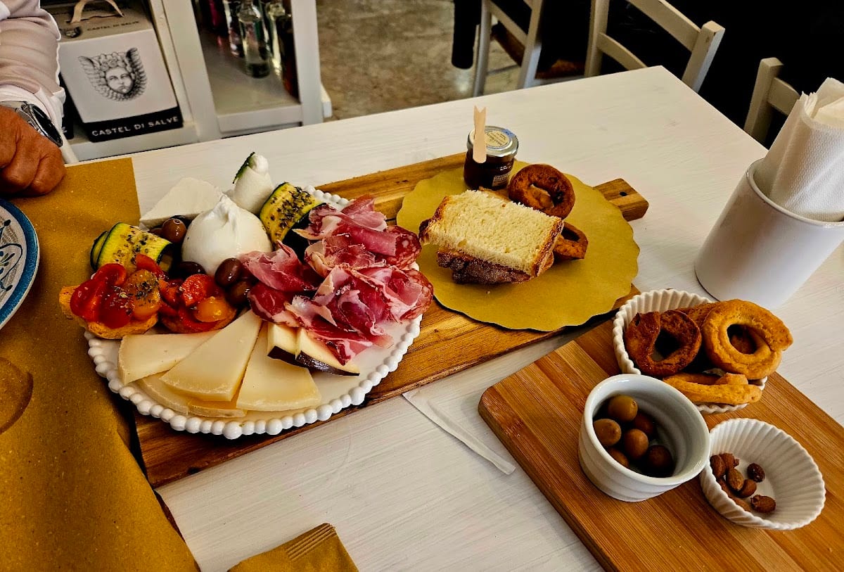 Tagliere di salumi, formaggi e verdure grigliate