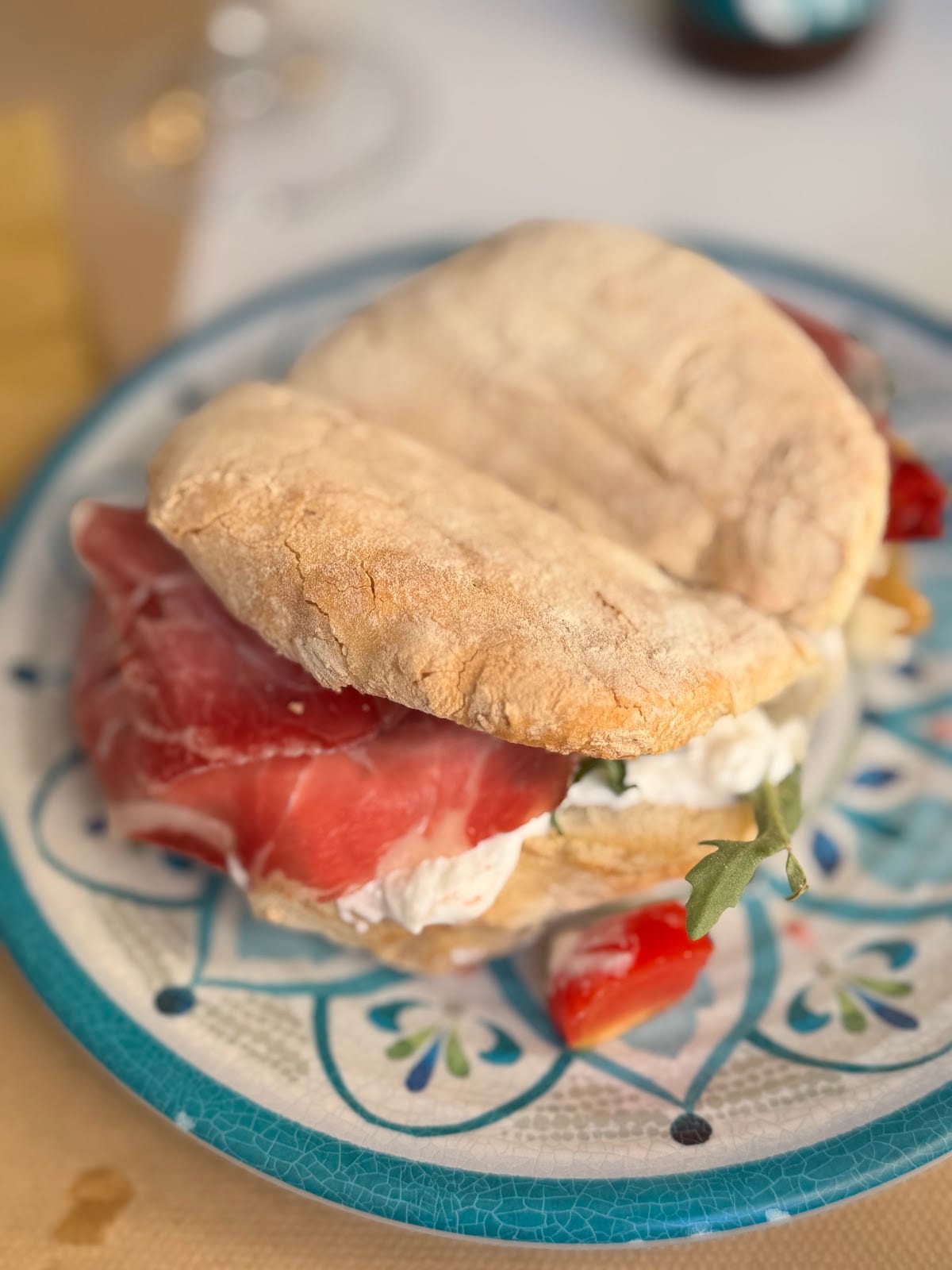 Panino con prosciutto e burrata