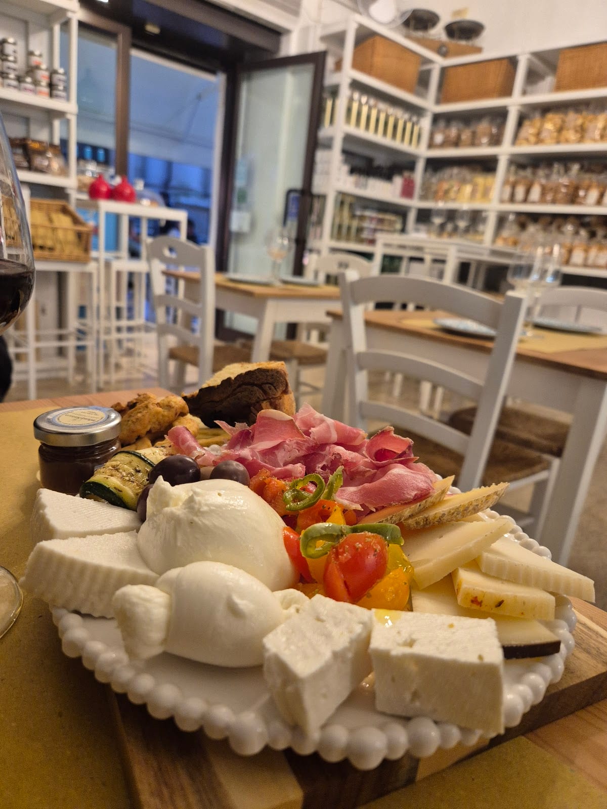 Tagliere misto di salumi, formaggi e verdure