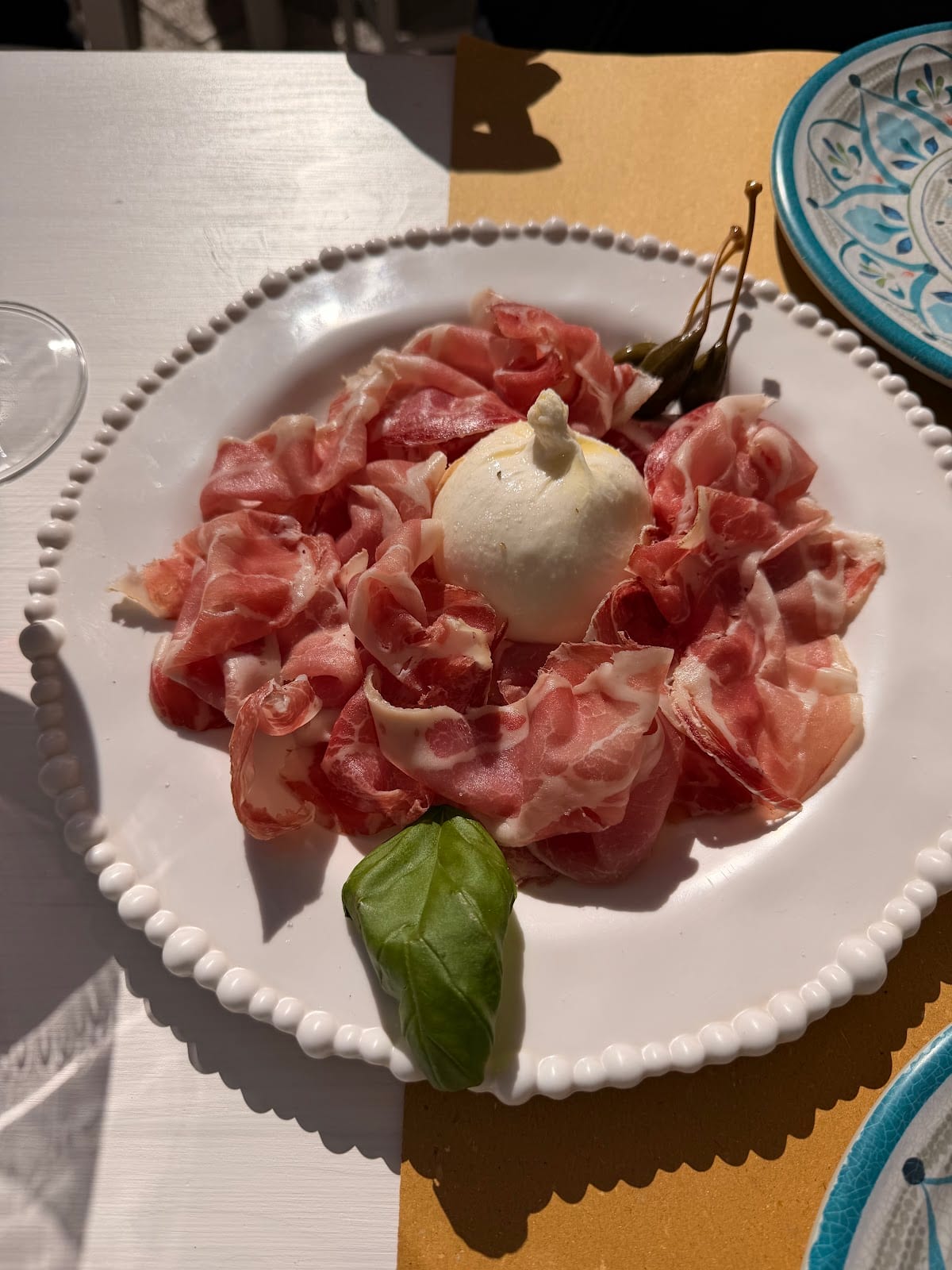 Burrata con coppa e capperi